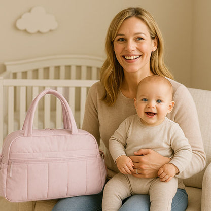 la maman et son bebe avec le sac a langer rose