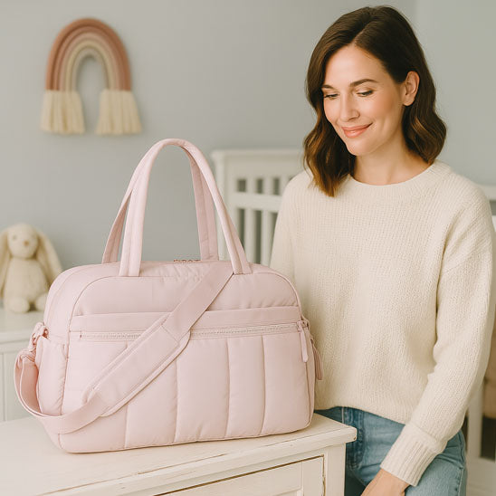 une maman et le sac a langer rose